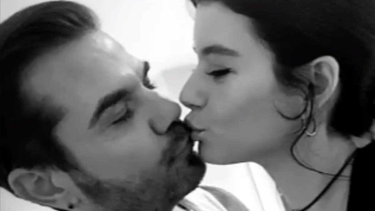 Beren Saat ve Kenan Doğulu'dan yılbaşı öpücüğü