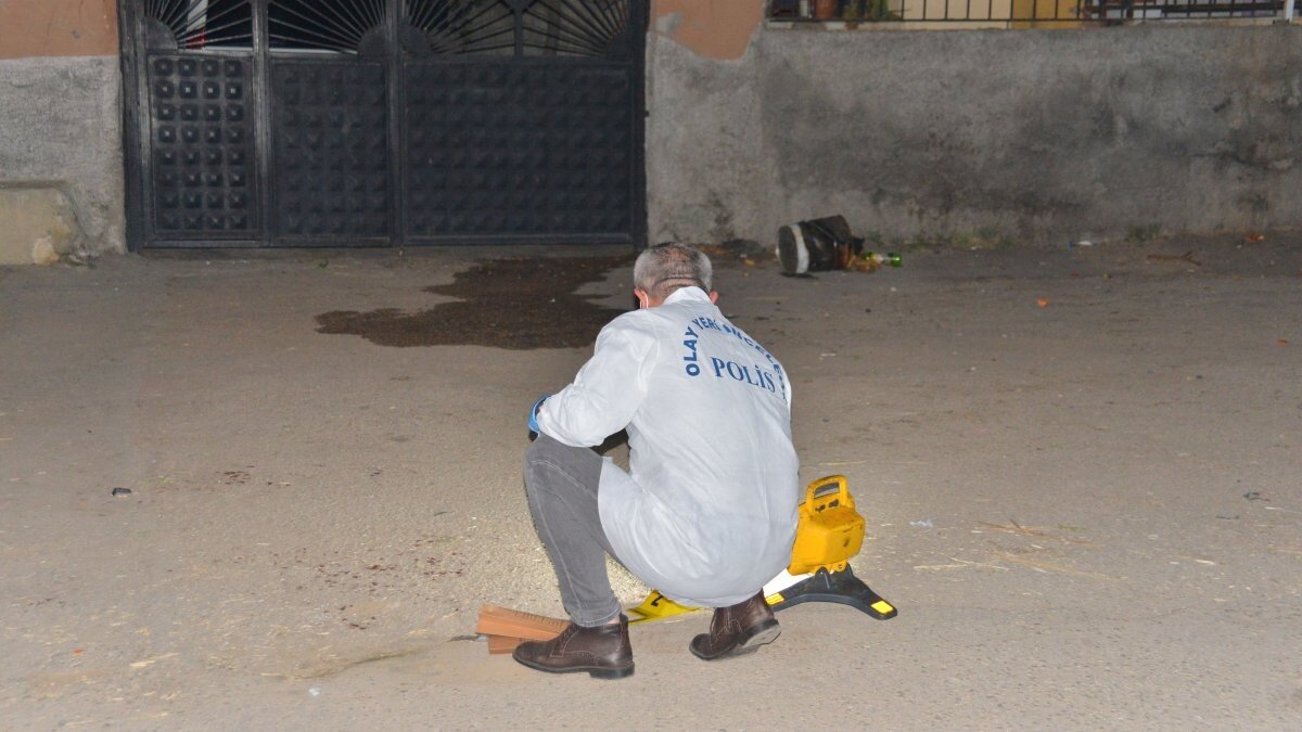 Adana'da 2 kardeş, evlerinin önünde 5 kişi tarafından bıçaklandı