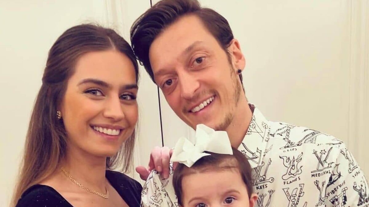 Amine Gülşe ile Mesut Özil kızları Eda'yı gösterdi