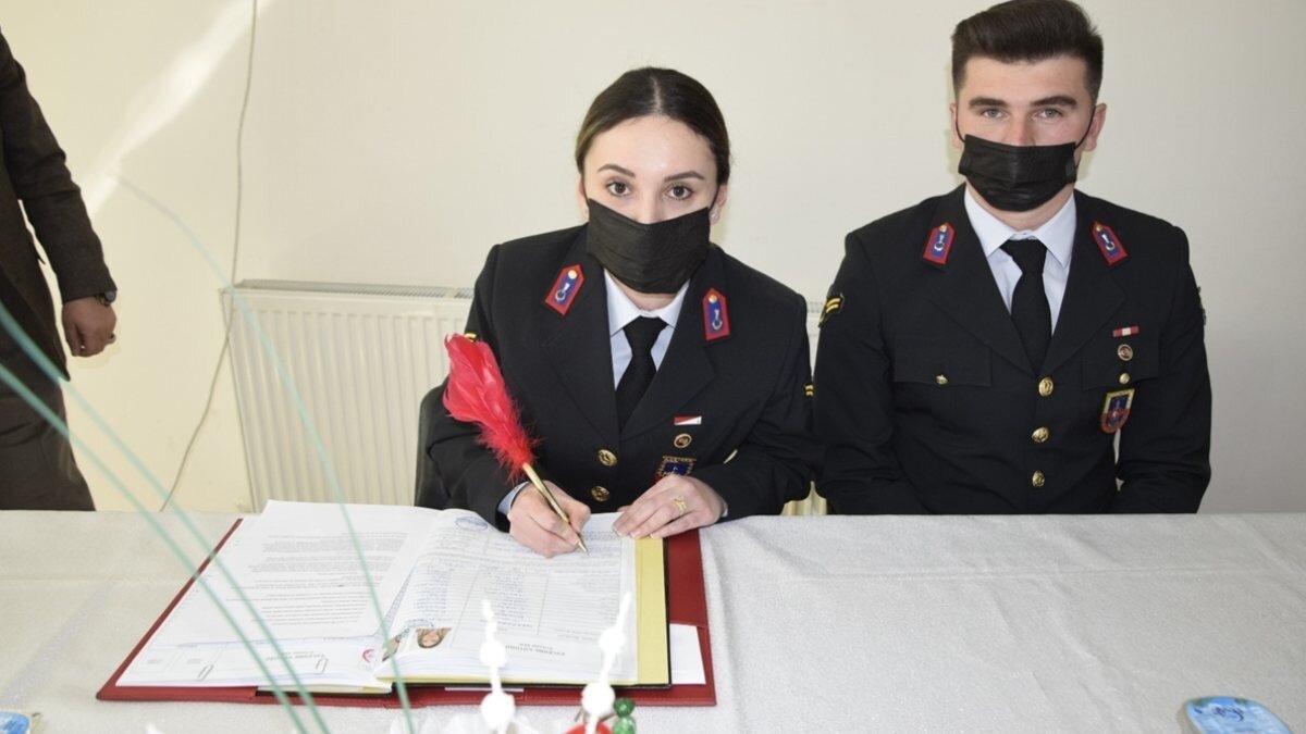 Afyonkarahisar'da astsubay çift, nikah masasına üniformalarıyla oturdu