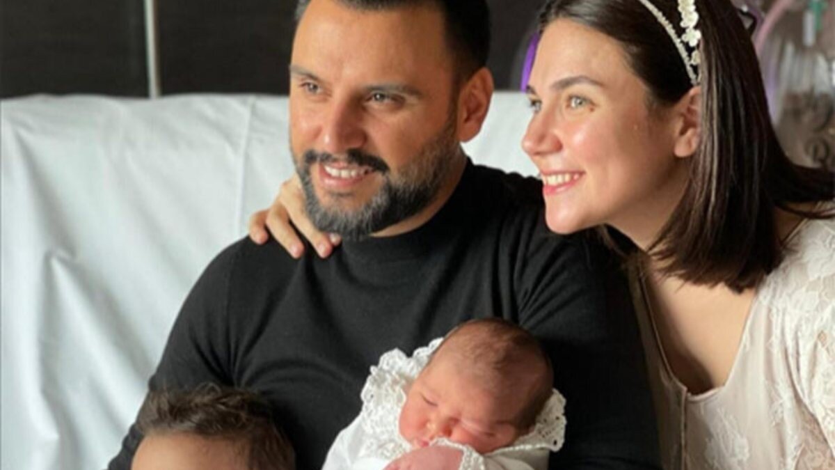 Alişan kızı Eliz'i uyuturken poz verdi