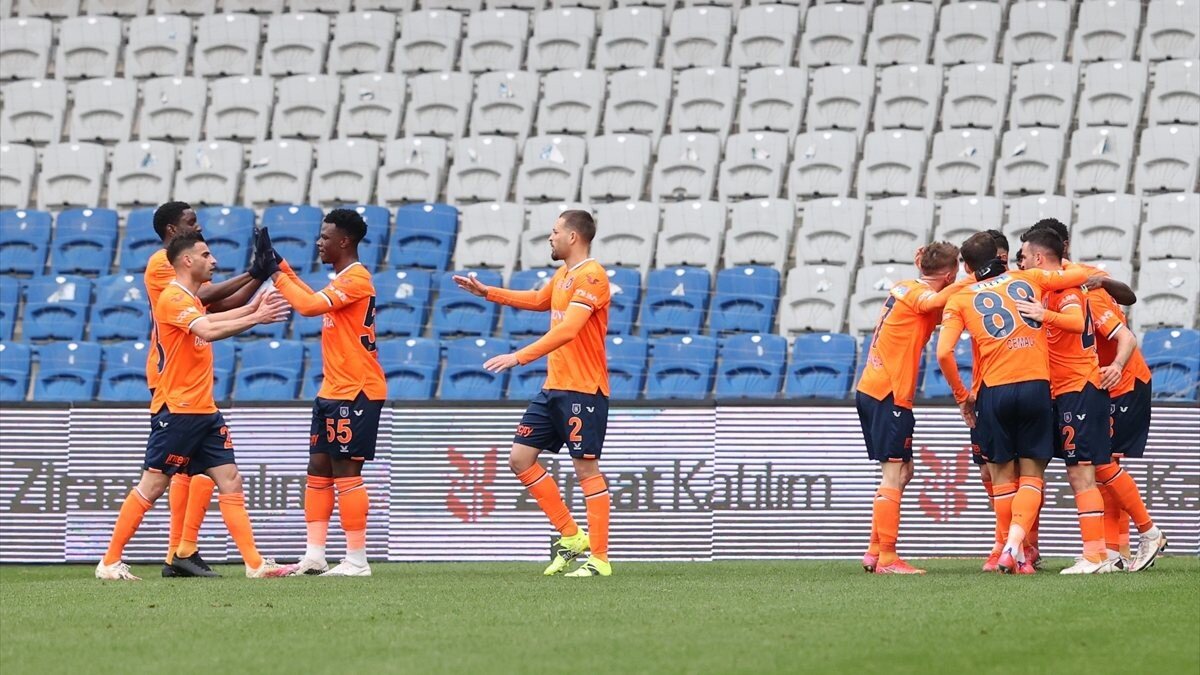 Başakşehir 2 maç aradan sonra kazandı