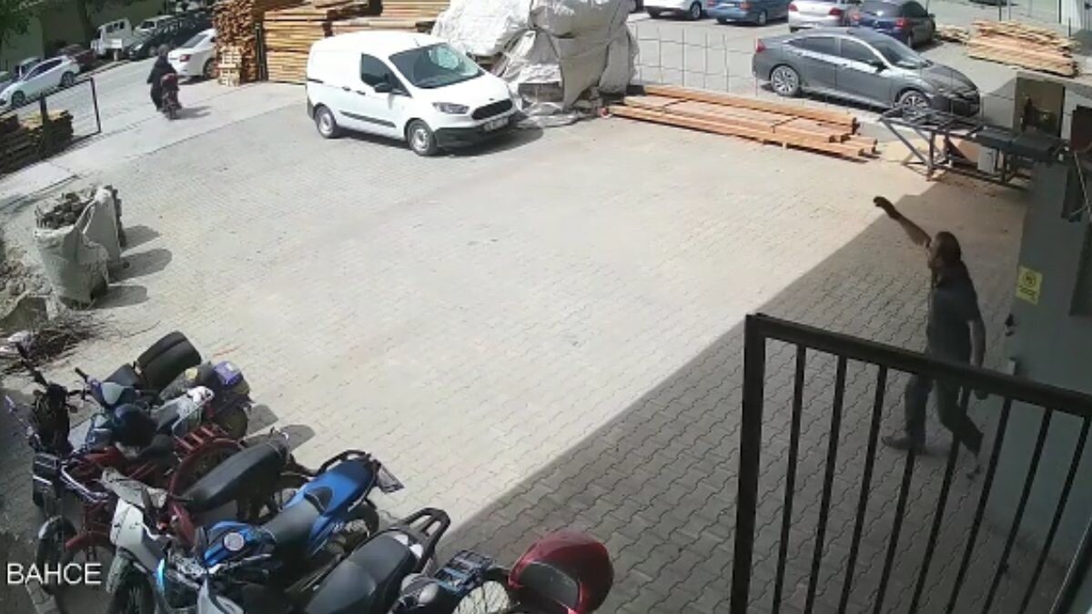 Bursa'da motosiklet hırsızlığını önleyen işçi