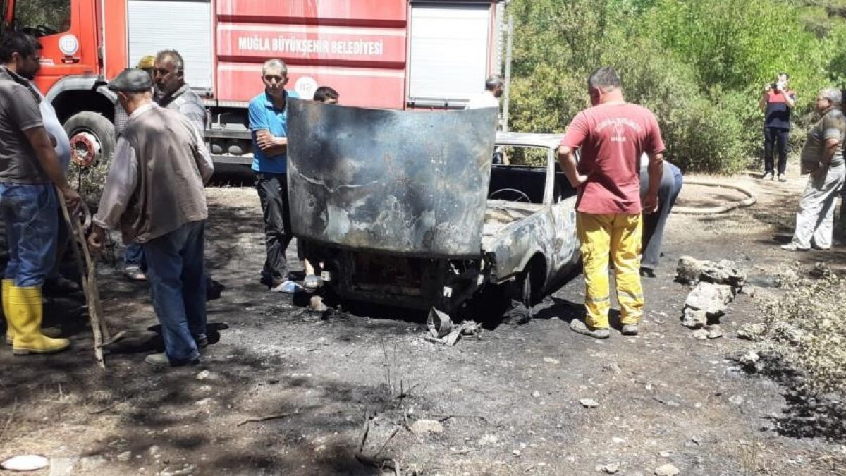 Muğla'da araç yangını ormana sıçradı