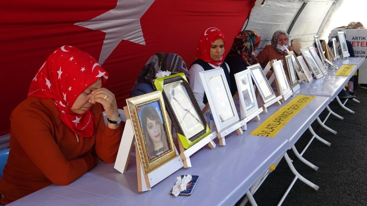 Süleyman Soylu, evlat nöbetindeki ailelerle görüştü