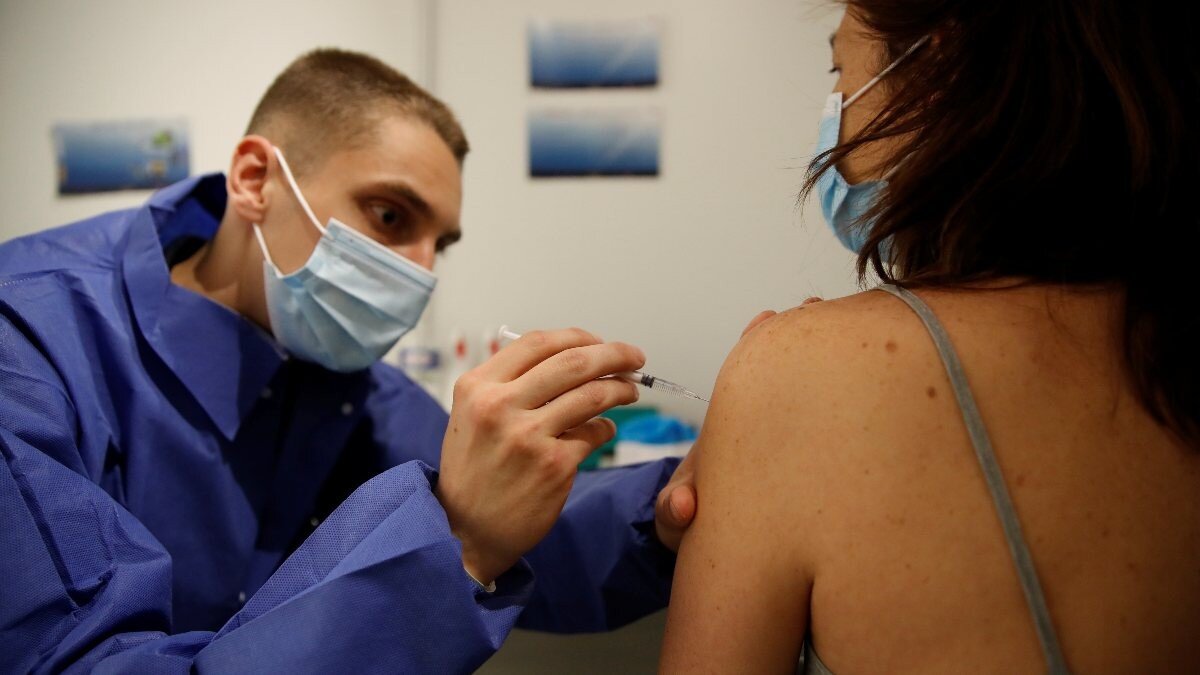 Fransa'da aile hekimleri, aşı yaptırmayanların listesine ulaşacak