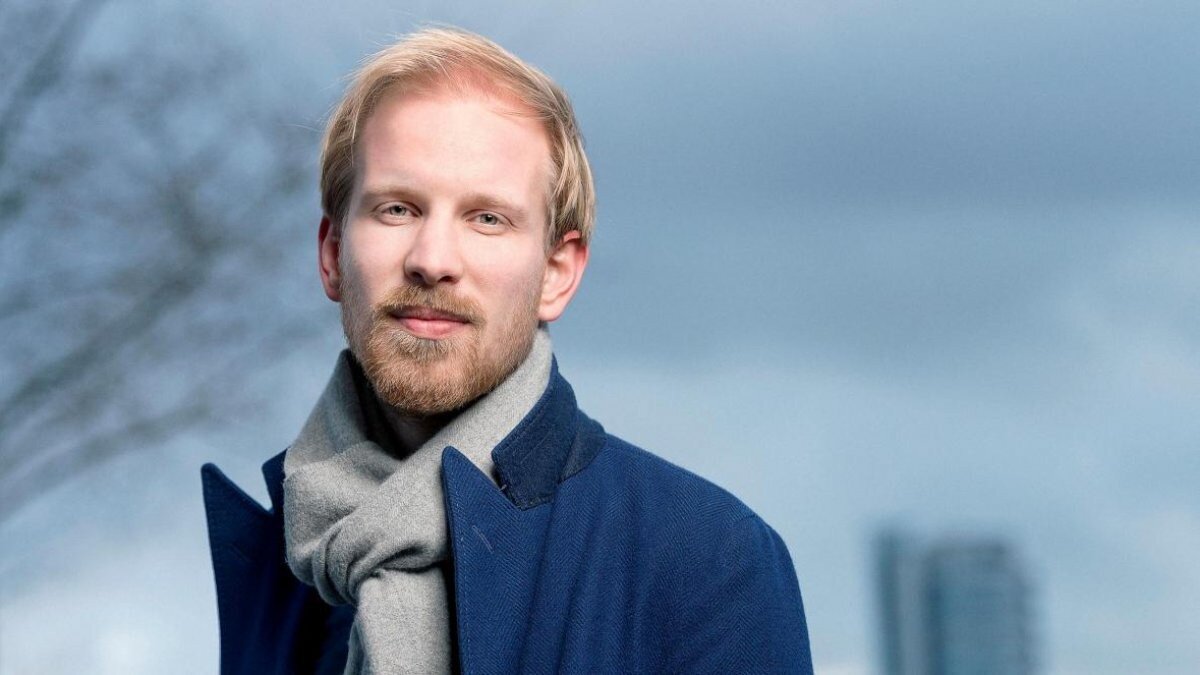 Yazar Rutger Bregman'ın Çoğu İnsan İyidir kitabı