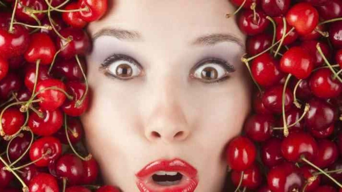 Tam mevsiminde: Cilt beyazlatan kiraz maskesi tarifi! Güneş lekelerine birebir...