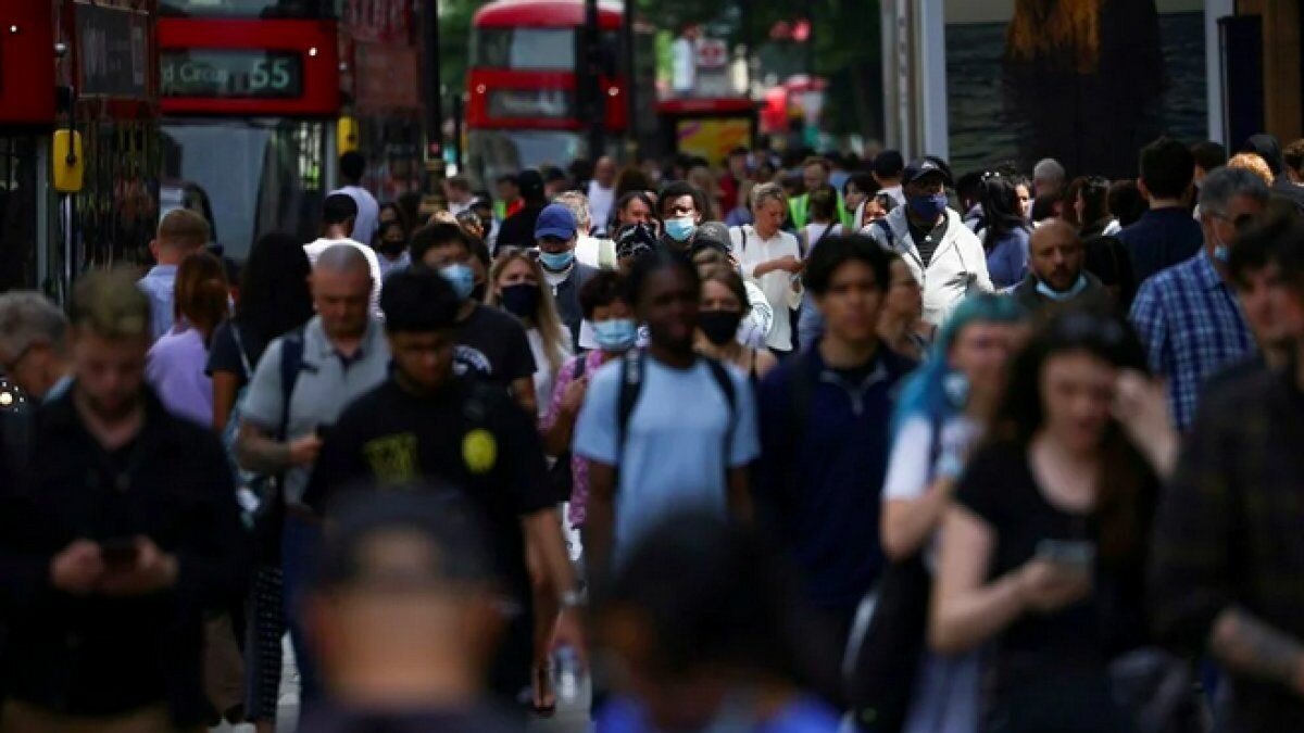 İngiltere'de son 24 saatte 27 bin 429 vaka