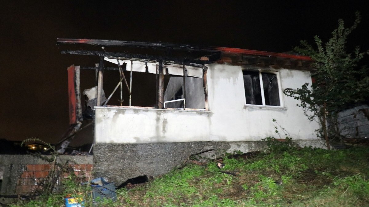 Sakarya'da bir kişi tek katlı evde yanarak can verdi