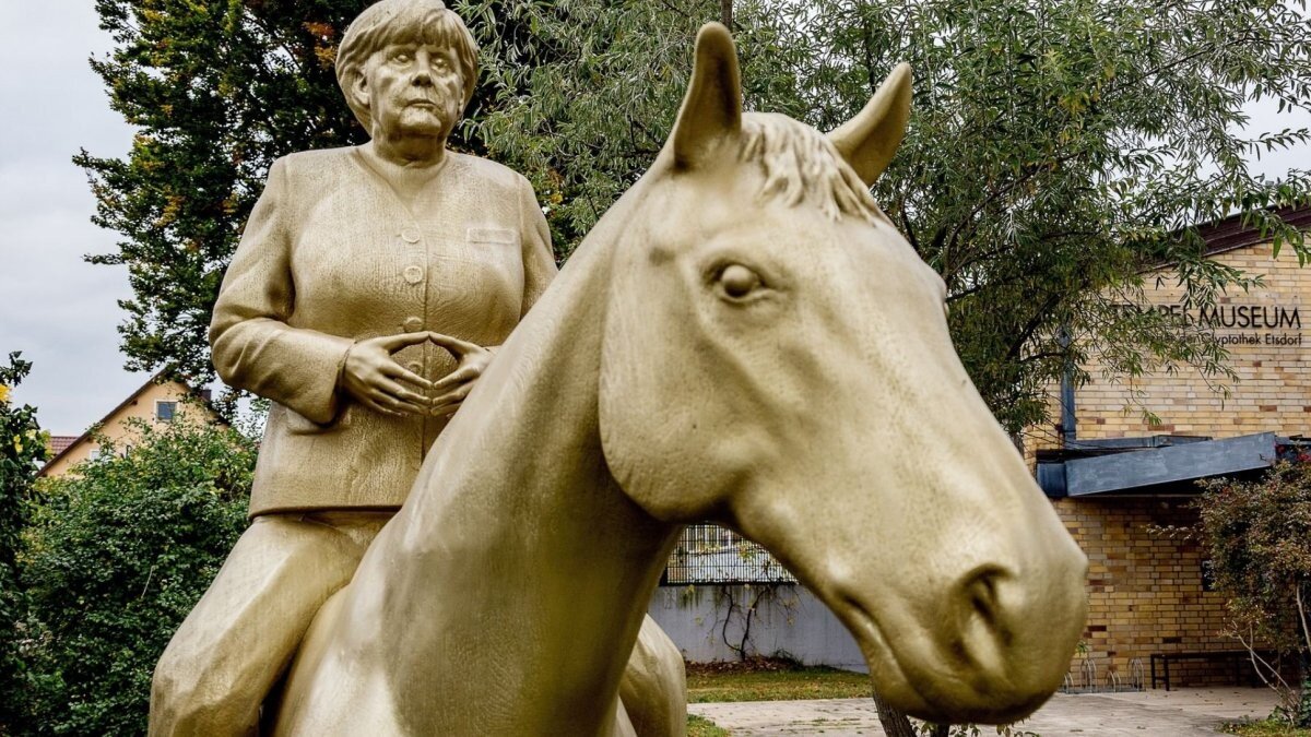 Angela Merkel’in at üstündeki heykeli
