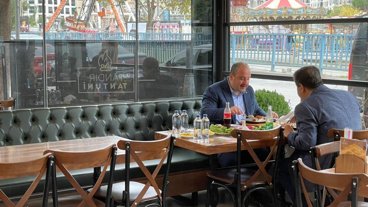 Korumasız şoförsüz gezen bir bakan: Mustafa Varank