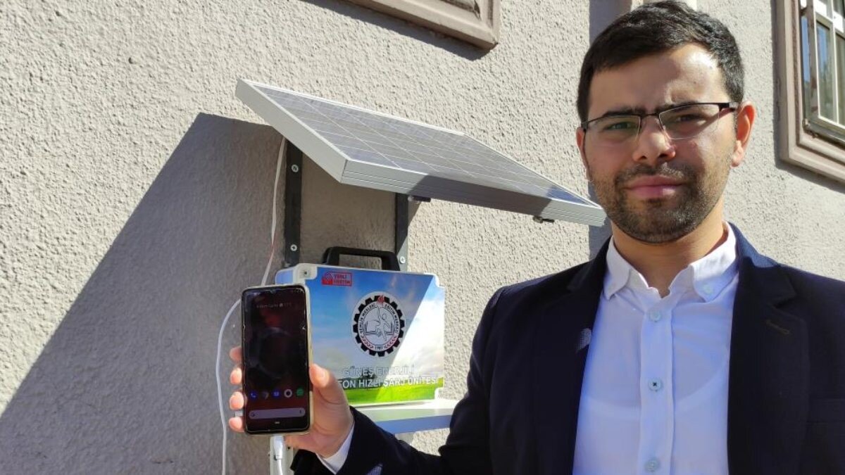 Bursa'da bir öğretmen, sokak ve caddelere yerleştirilen şarj cihazı üretti