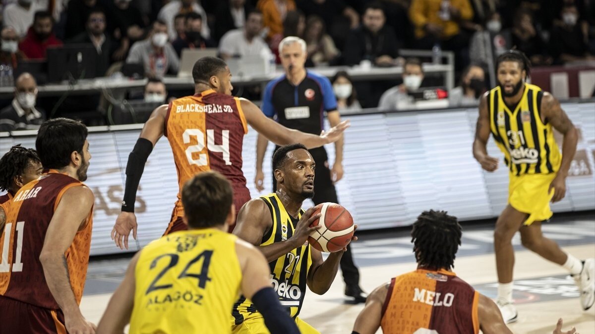 Fenerbahçe deplasmanda Galatasaray'ı 86-76 yendi