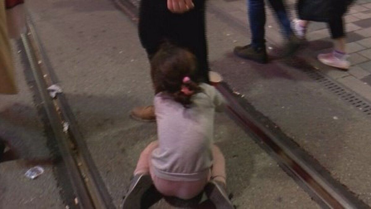 İstiklal Caddesi'nde dilenciler, yılbaşı kalabalığını fırsata çevirdi