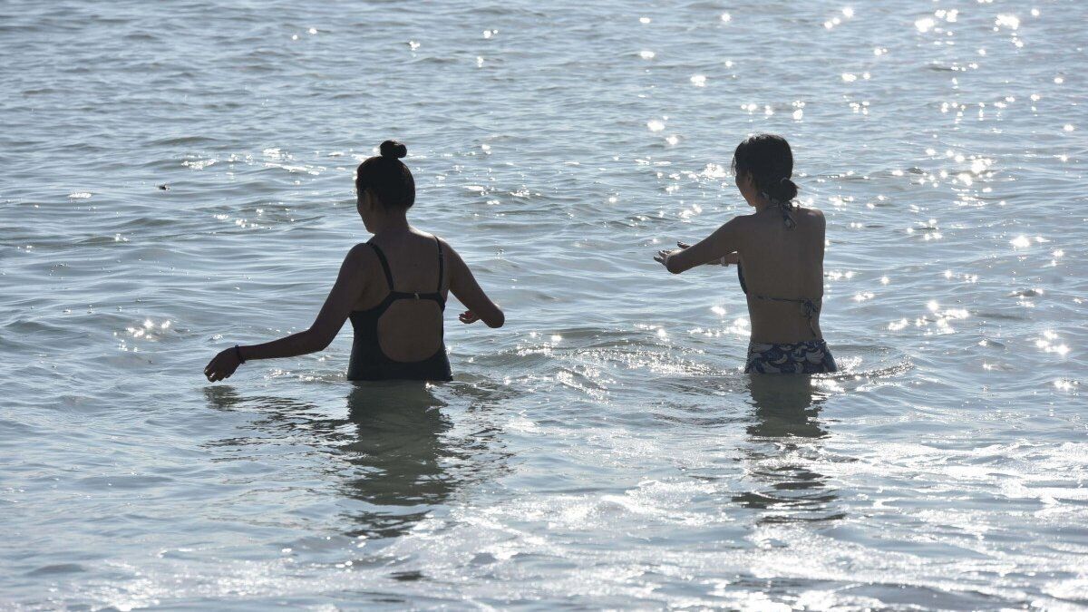 Antalya'da yılın ilk günü deniz keyfi
