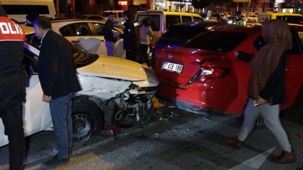 Antalya'da alkollü sürücü kazaya yaptırdı: 5 araç birbirine girdi