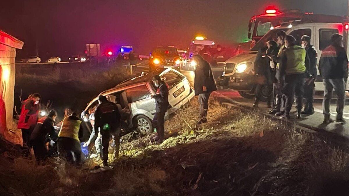 Aksaray'da 2 otomobil çarpıştı: 7 ölü