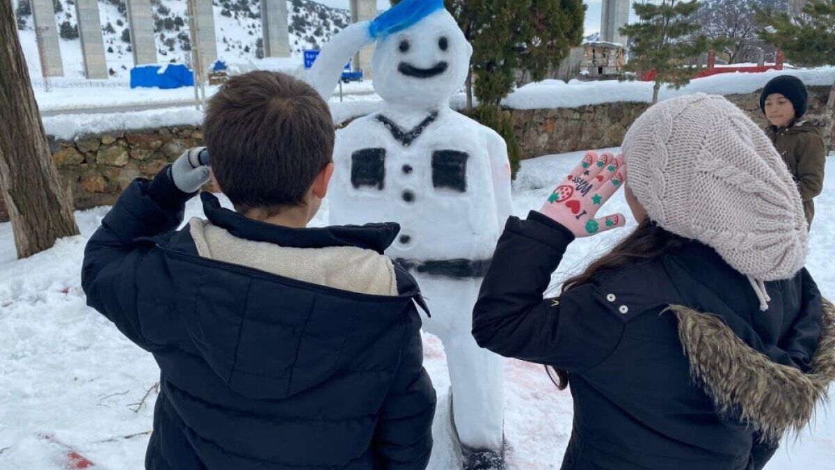 Yozgat'ta jandarma, çocuklarla kardan asker yaptı