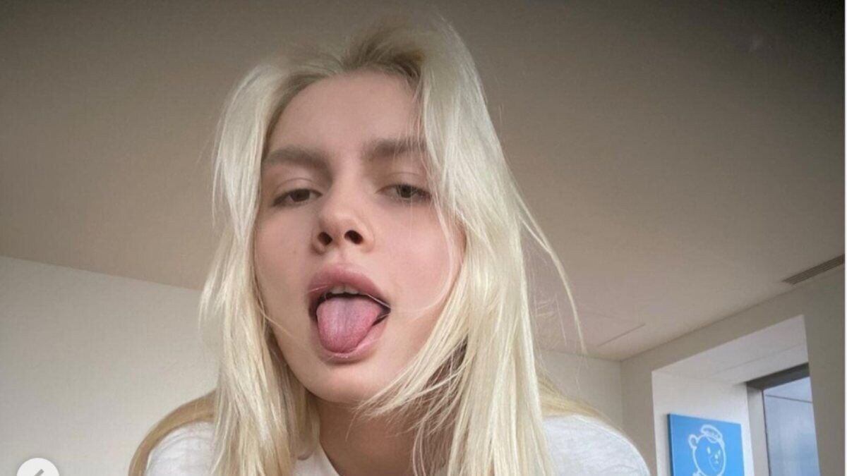 Aleyna Tilki yeni evinde poz verdi