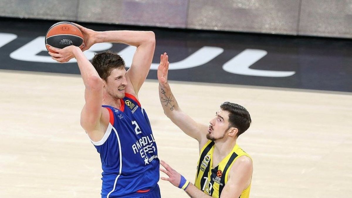 Anadolu Efes evinde Fenerbahçe'yi mağlup etti