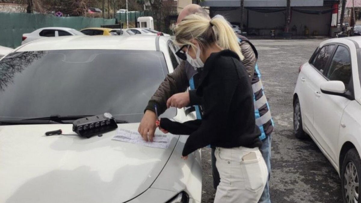 Zeytinburnu'nda ürünleri yetiştirmek için çakar açıp trafiğe çıkınca ceza yedi