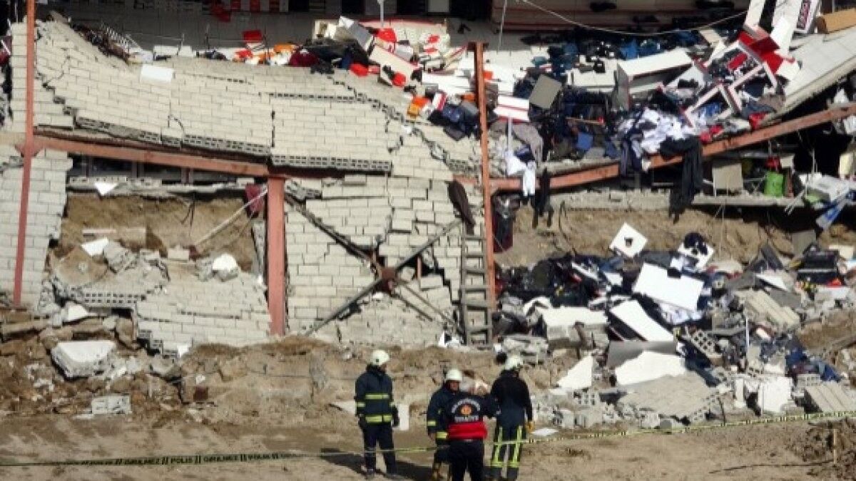 Van'da kazı yapılan inşaat alanının yanındaki AVM'nin duvarı çöktü
