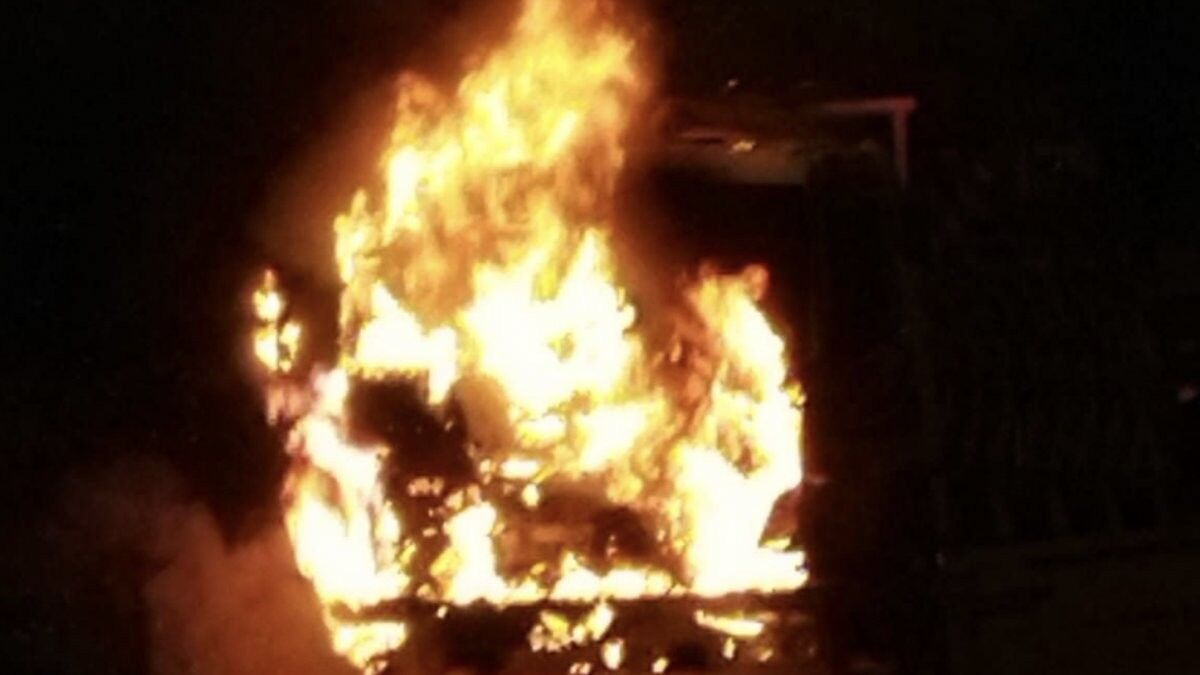 Esenyurt'ta 2 vidanjör kundaklandı