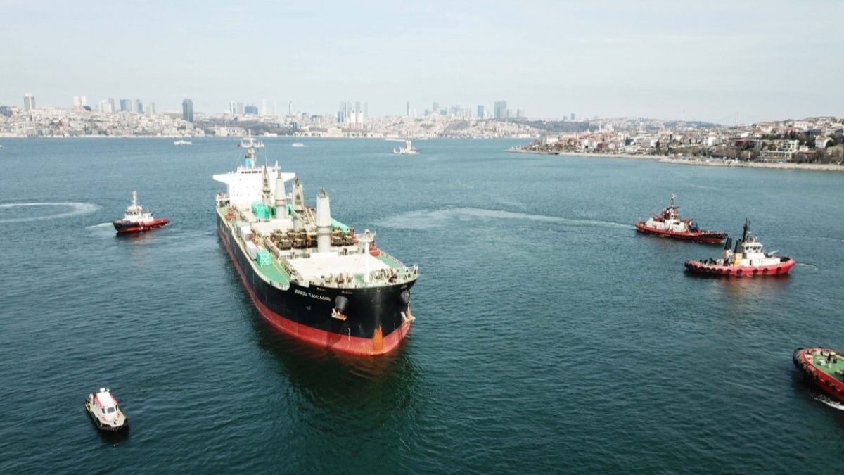 Haydarpaşa'da gemi karaya oturdu