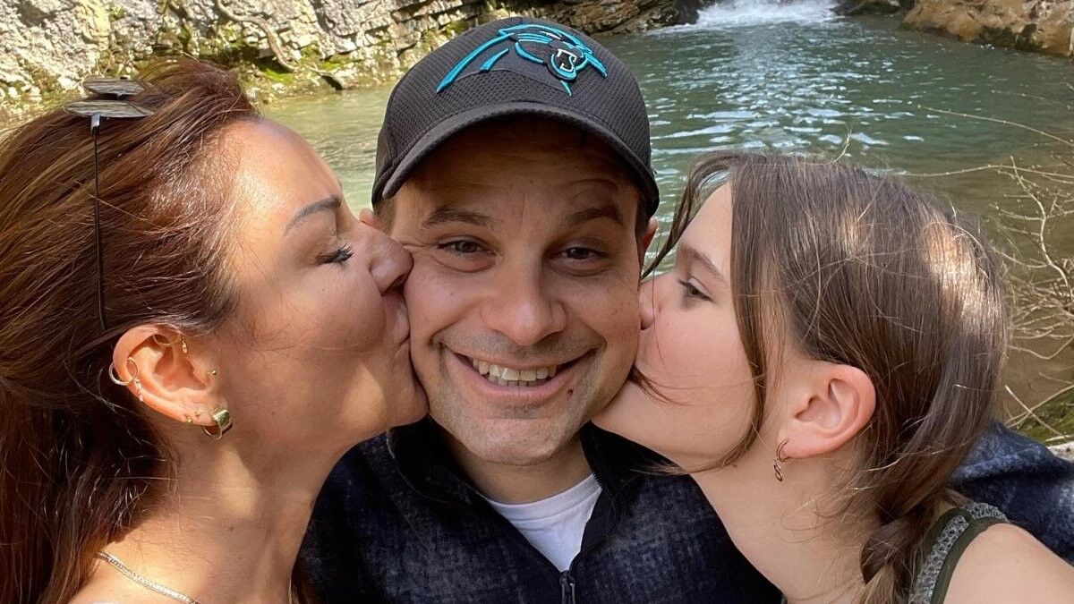 Pınar Altuğ eşini öperken paylaştı