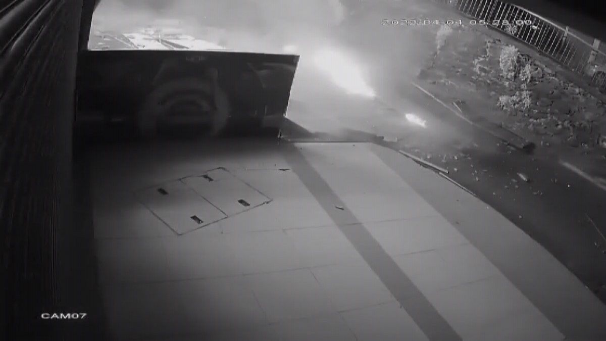 Fatih'teki otopark patlayınca beton parçaları havaya uçtu