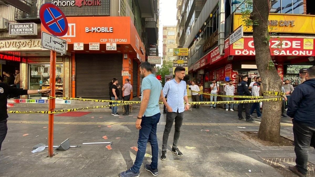 Diyarbakır'da kurşun yağdıran şahıs, otomobille kaçarken yayayı ezdi