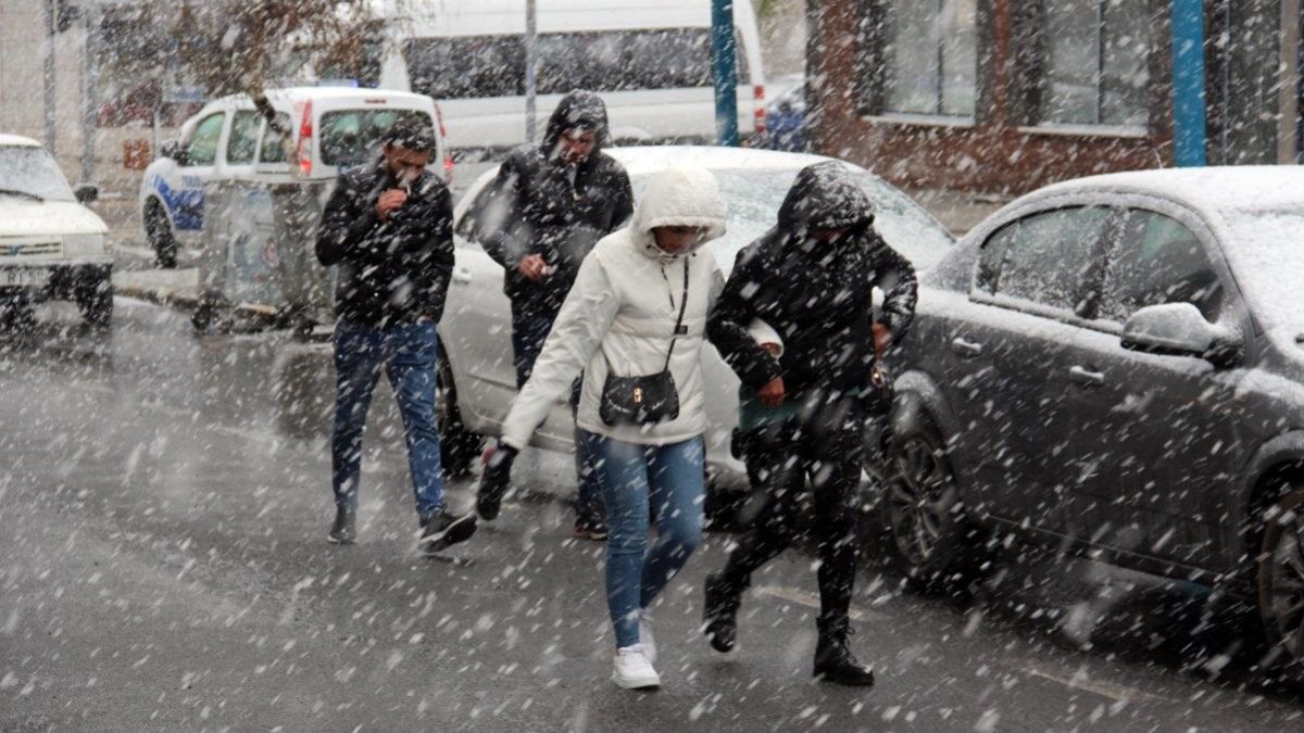 Ardahan'a mayısta lapa lapa kar yağdı