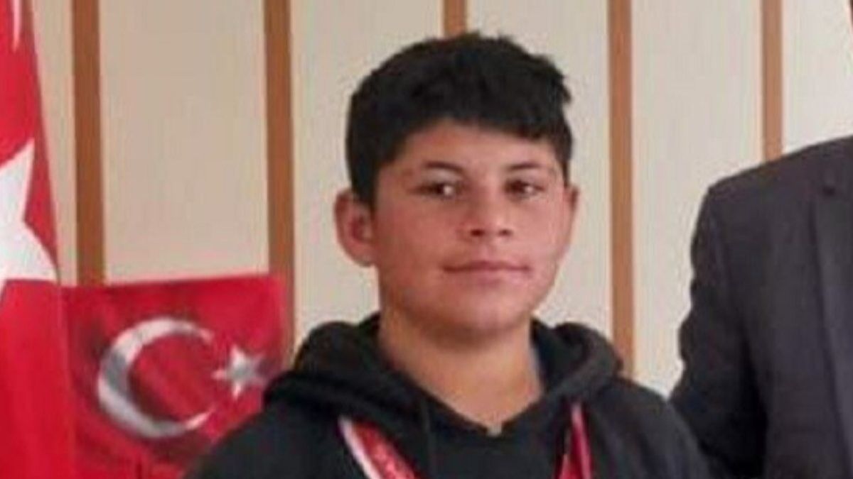 İzmir’de genç sporcu motosikletiyle traktöre çarptı, hayatını kaybetti