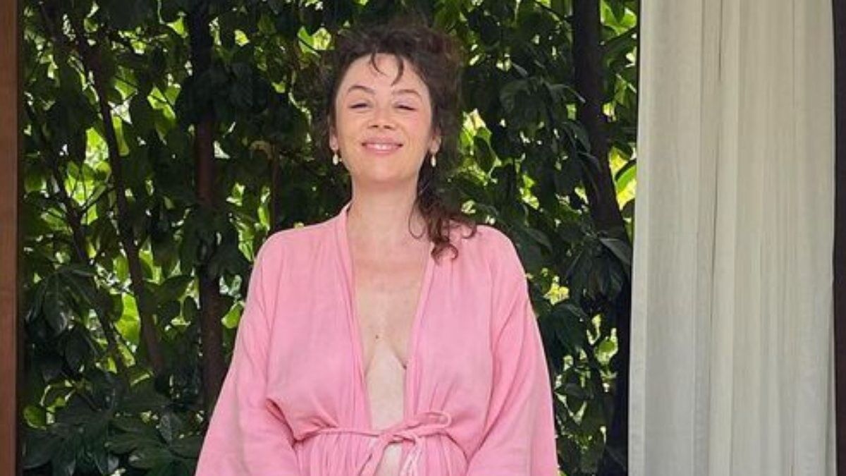 Demet Evgar'dan bornozlu paylaşım