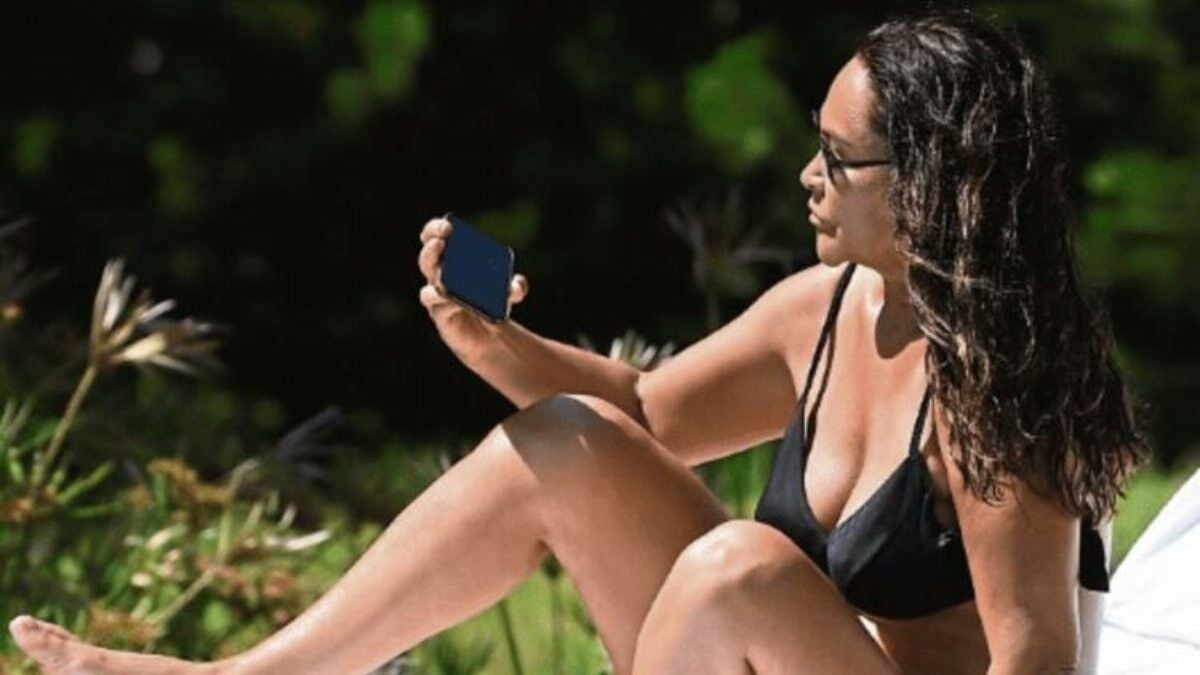 58'lik Hülya Avşar bikinili yakalandı