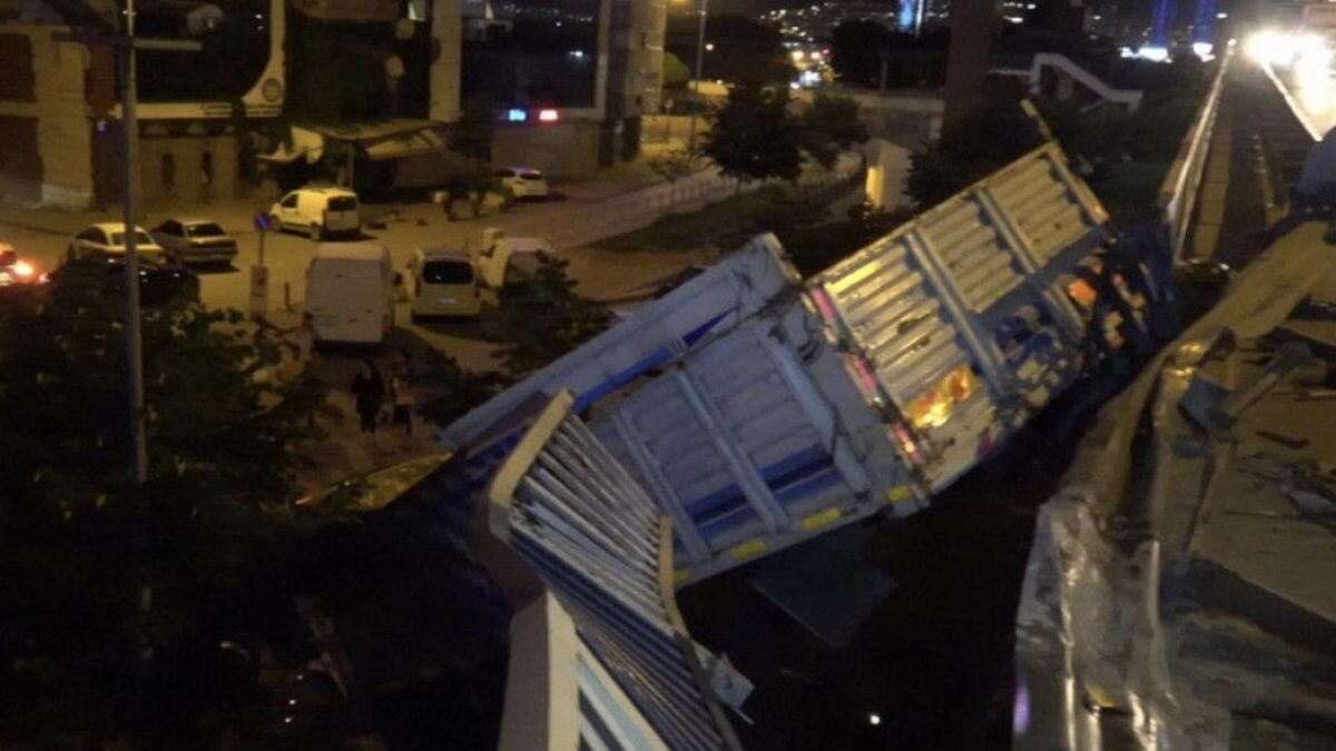 İzmir'de kamyon otomobille çarpıştı: 1 ölü 5 yaralı