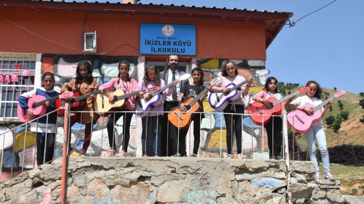 Bitlis'te gitar çalmayı öğrenen öğrenciler, konserler veriyor