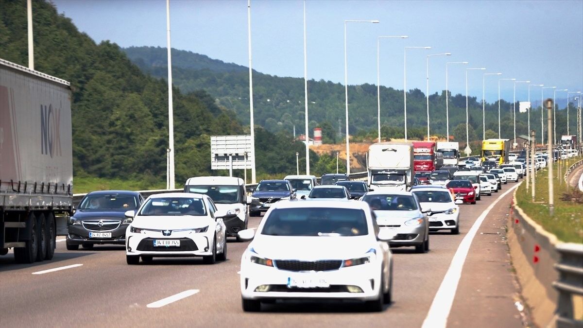 Bolu Dağı'nda bayram öncesi araç kuyrukları oluştu