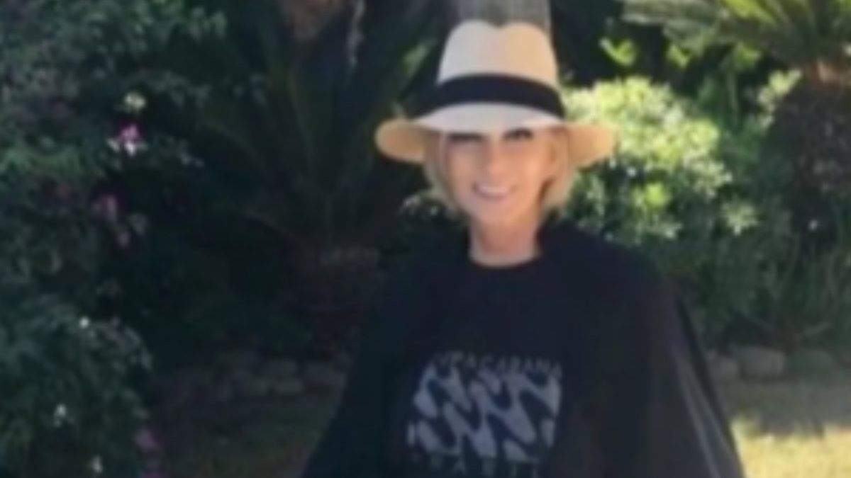 Filiz Akın’dan şezlong pozu