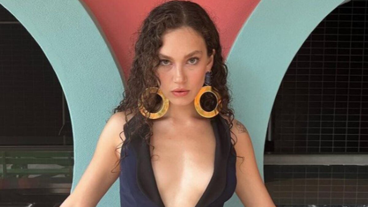 Melisa Şenolsun'dan derin göğüs dekolteli paylaşım