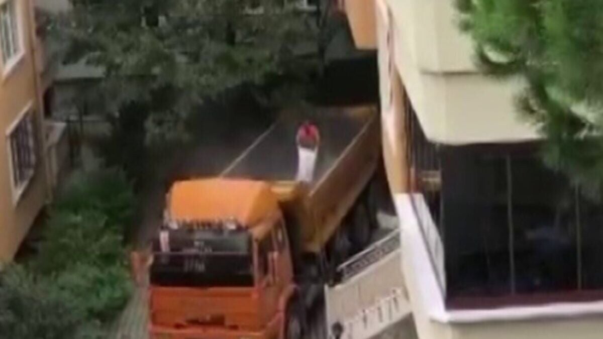 Üsküdar'da moloz taşıma yöntemi komşuları sinirlendirdi