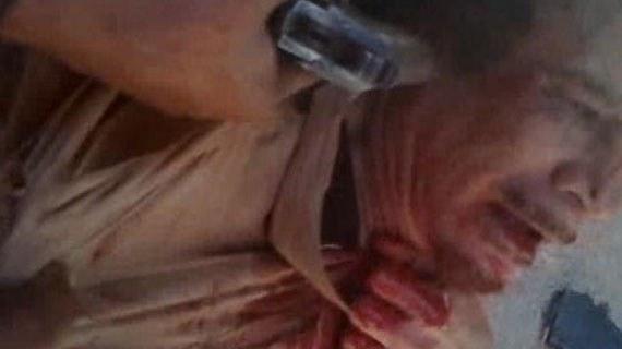 Kaddafi'nin başına silahın dayandığı o an