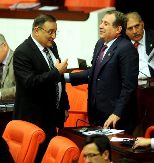 Dün kavga eden vekiller bugün sarmaş dolaş