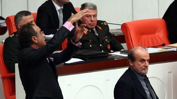 Sakık askerlere söyledi: Haddinizi bilin ters bakmayın