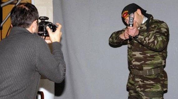 Üniforma giyemeyen gurbetçiler fotoğrafçılara akın etti