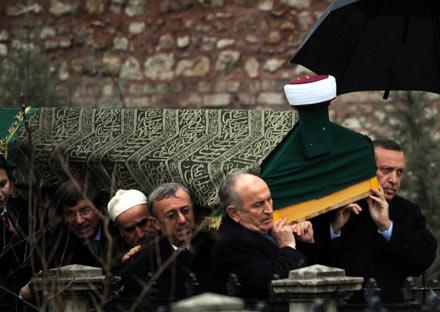 Erdoğan İbrahim Subaşı'nın tabutunu omuzladı