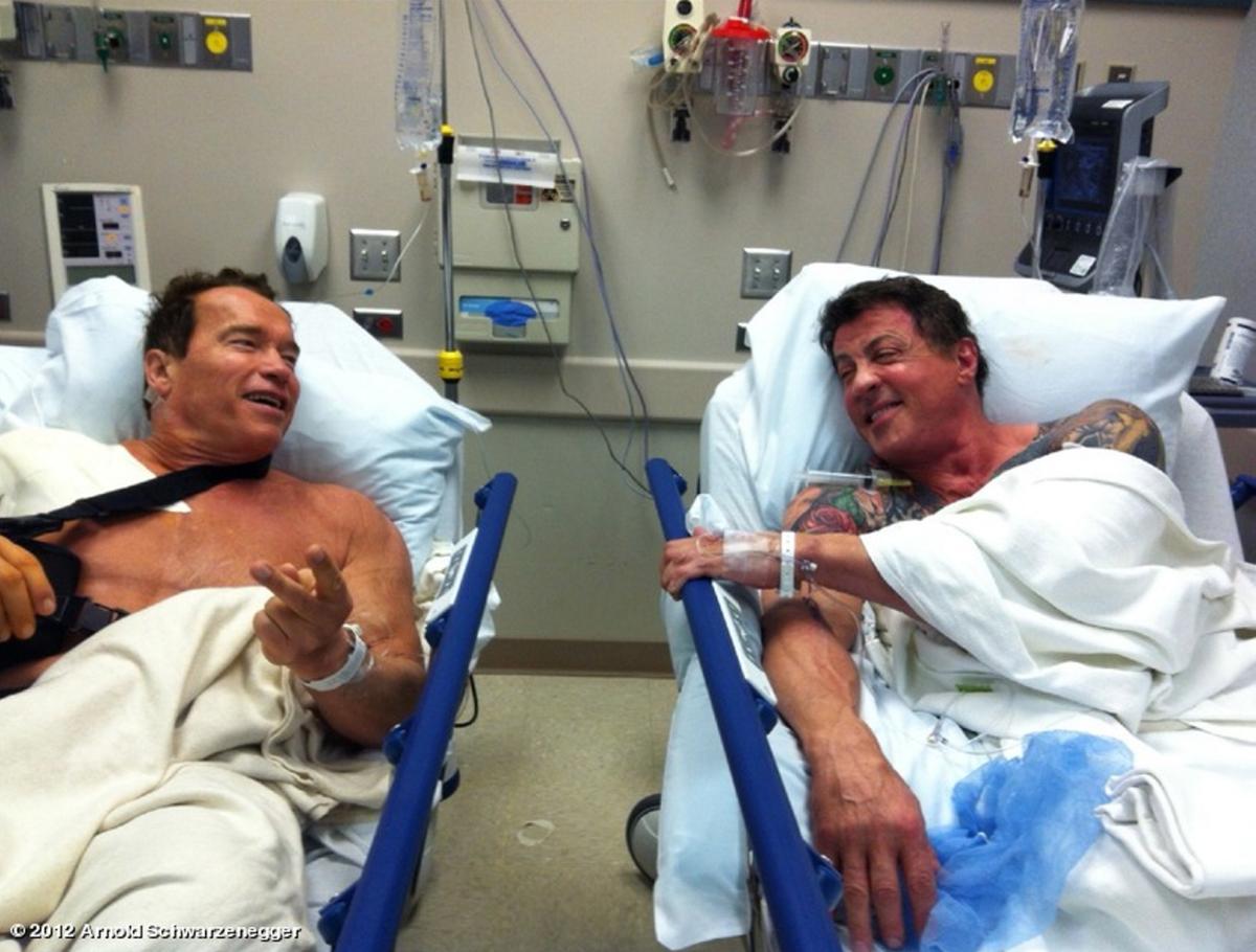 Schwarzeneger ve Stallone hastanede omuz omuza