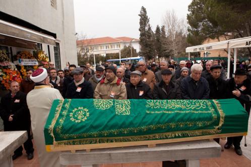 Özdemir Oray Eğin'i cenazede yalnız bırakmadı