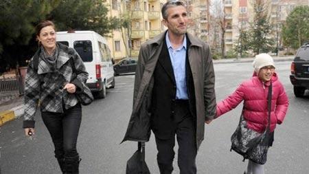 Nedim Şener kızını okula götürdü